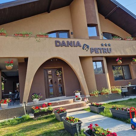 Dania&Petru Residence Тыргу-Окна Экстерьер фото