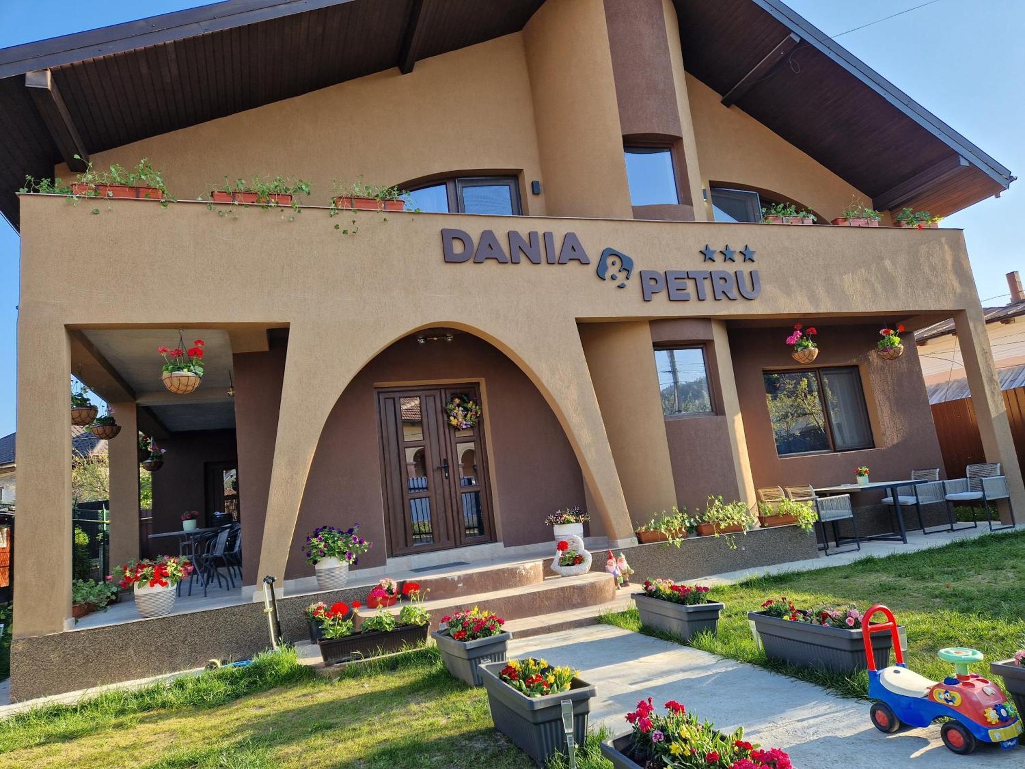 Dania&Petru Residence Тыргу-Окна Экстерьер фото